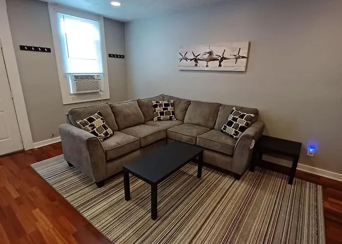 Spacious 2br South Side Retreat - Free Parking - Fast Wifi *