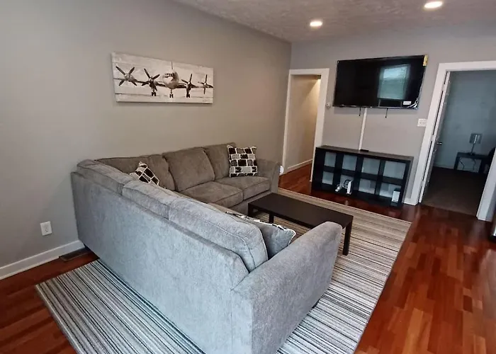 Spacious 2br South Side Retreat - Free Parking - Fast Wifi