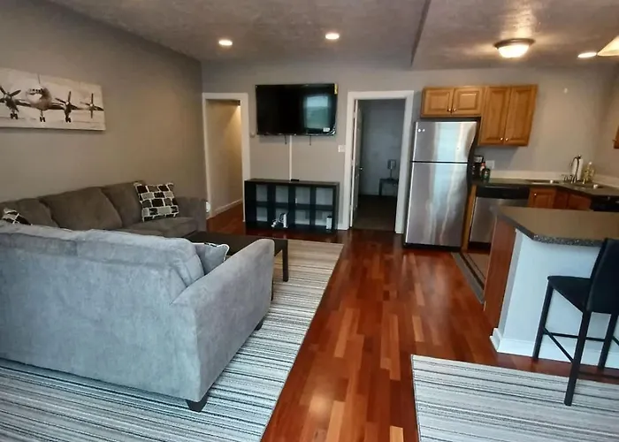Spacious 2br South Side Retreat - Free Parking - Fast Wifi *