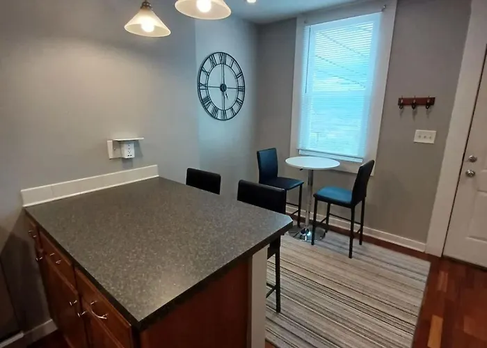 Spacious 2br South Side Retreat - Free Parking - Fast Wifi *