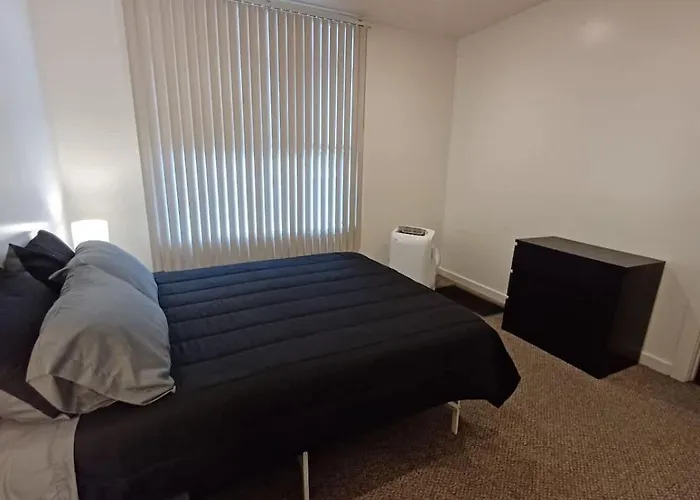 Spacious 2br South Side Retreat - Free Parking - Fast Wifi *