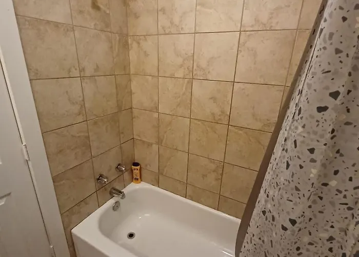 Spacious 2br South Side Retreat - Free Parking - Fast Wifi *
