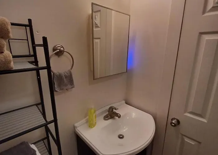 Spacious 2br South Side Retreat - Free Parking - Fast Wifi Holiday home Pittsburgh