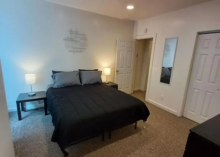 Holiday home Spacious 2br South Side Retreat - Free Parking - Fast Wifi *
