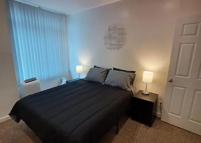 Spacious 2br South Side Retreat - Free Parking - Fast Wifi Holiday home